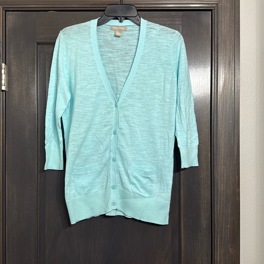 Banana Republic light blue cardigan with 3/4 sleeve and pockets M